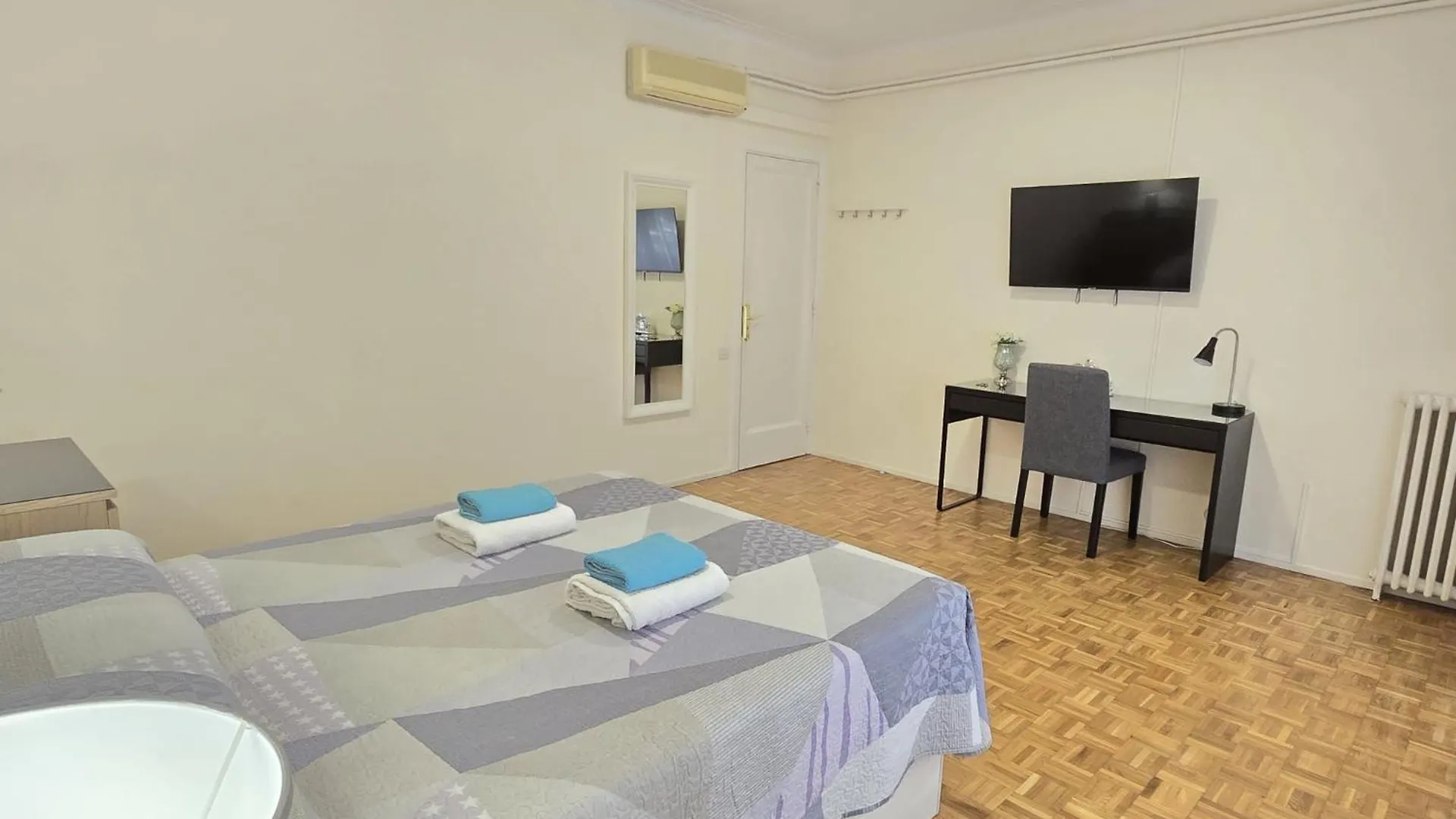 Rooms Villaroel Barcelona Bed & Breakfast