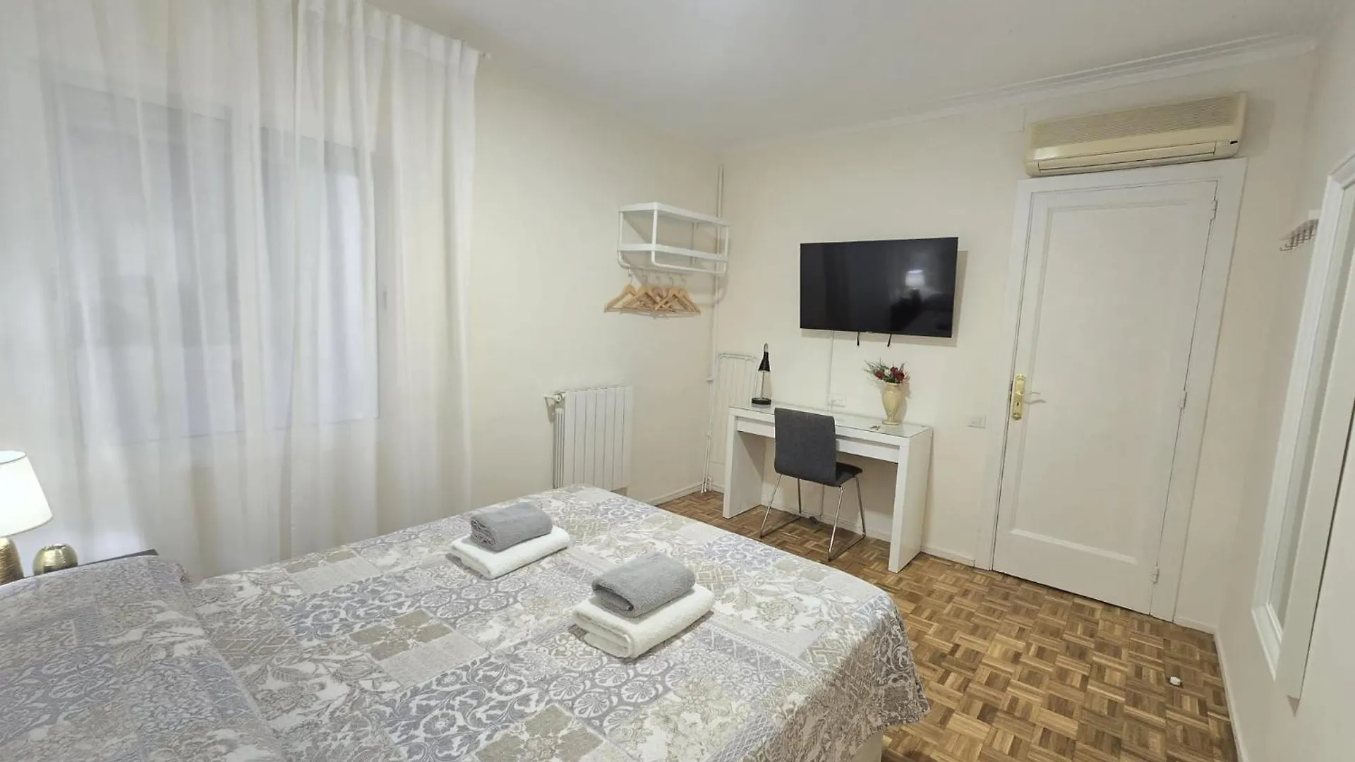 Rooms Villaroel Barcelona Bed & Breakfast