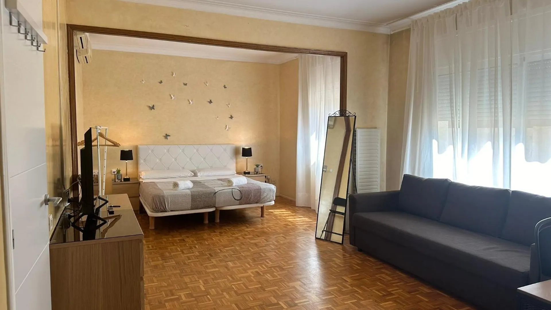 Bed & Breakfast Rooms Villaroel Barcelona Spain