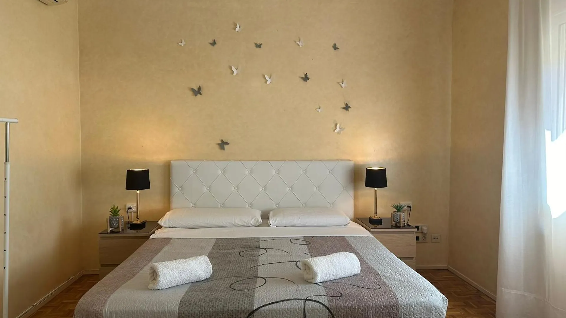 Rooms Villaroel Barcelona Spain