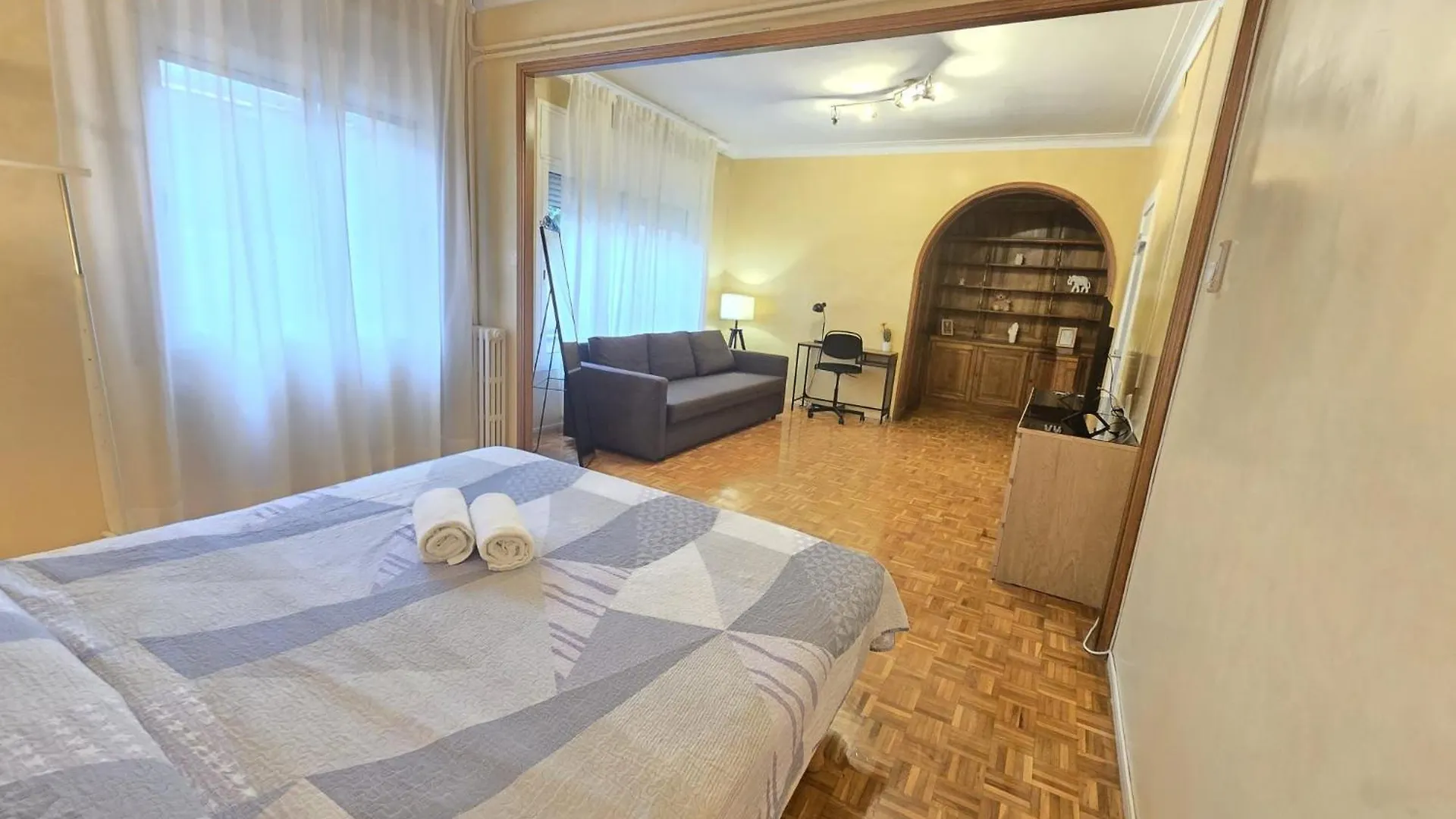 Rooms Villaroel Barcelona Bed & Breakfast